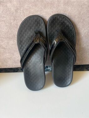 Vionic Black Patent Thong Sandals